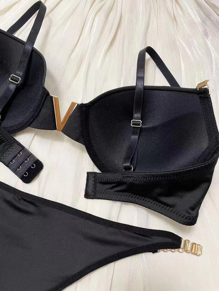 Sabine – Deep V Lingerie Set